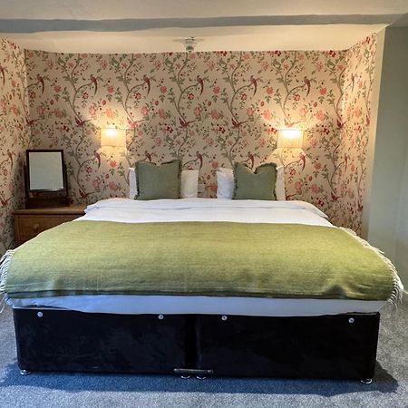 Neeld Arms Otel Grittleton Dış mekan fotoğraf