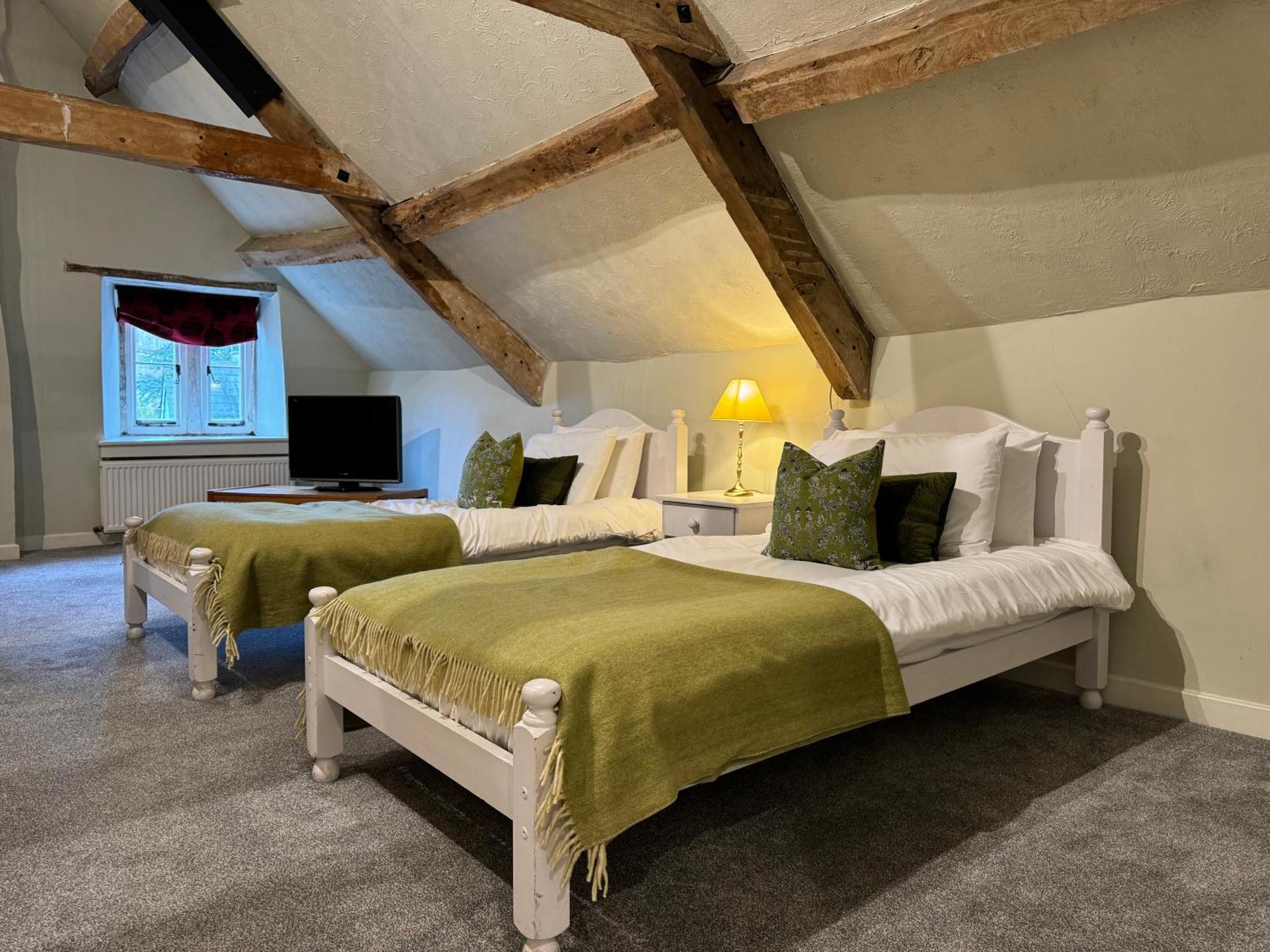 Neeld Arms Otel Grittleton Dış mekan fotoğraf